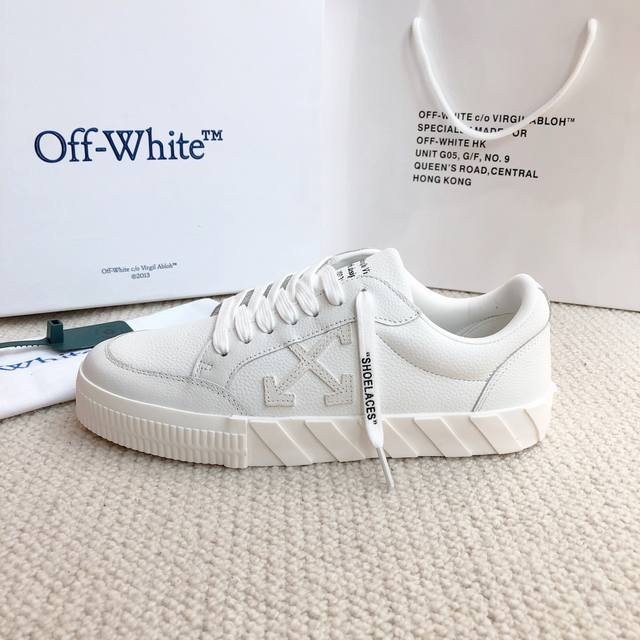 工厂价： Off White新品上新 情侣款 Off White新品上新 潮牌箭头斑马线大底，官网同步现货供应off White经典十字标撞色标志潮范十足，是经